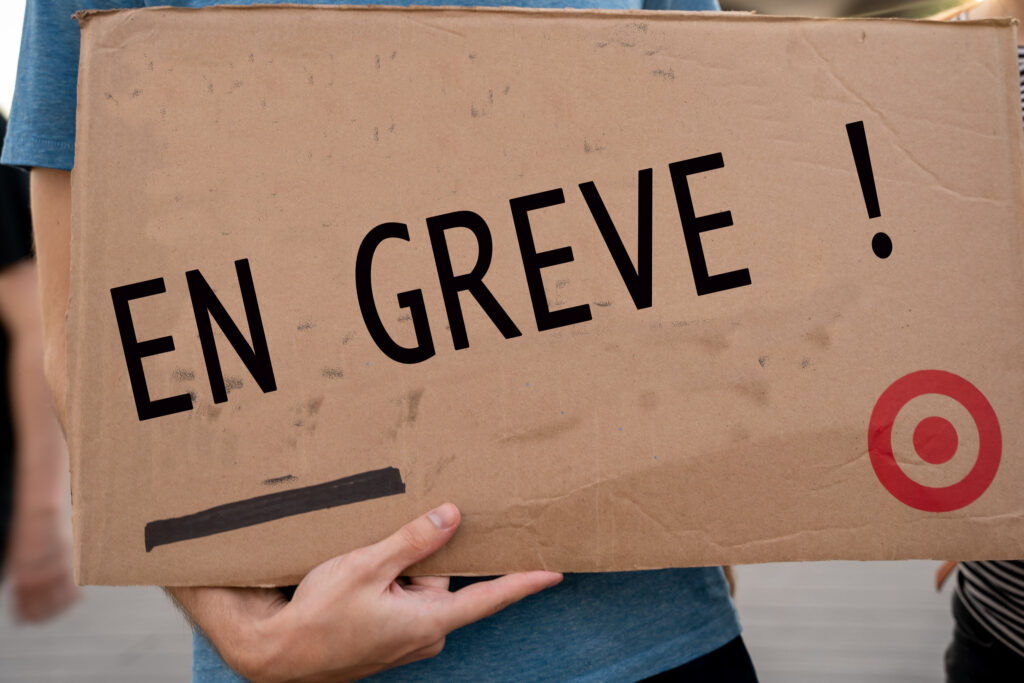 panneau de carton avec le message "en grève" noté dessus